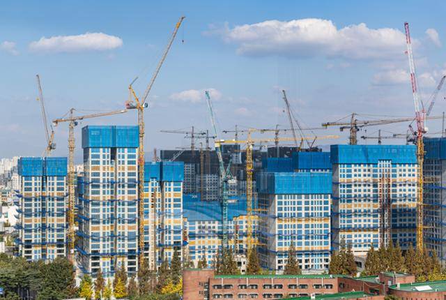 24일 오후 서울 강동구 둔촌주공아파트 재건축 현장의 모습. 연합뉴스