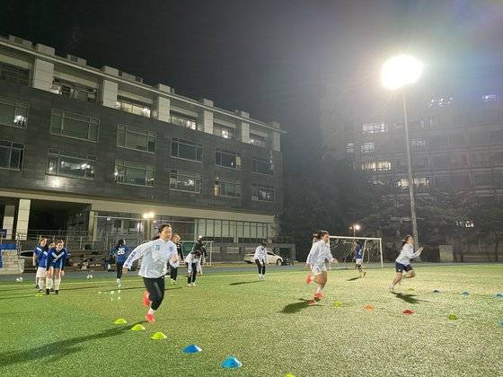 지난 21일 오후 서울 서대문구 연세대학교 대운동장에서 여자축구팀 'W-KICKS' 팀원들이 연고전에 대비해 훈련을 하고 있다. W-KICKS 제공
