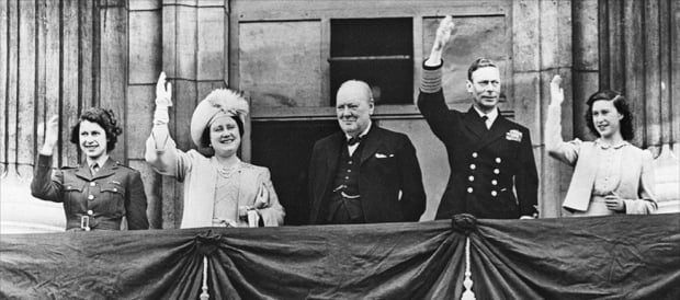 왕족과 일반인이 왕실 발코니에 같이 선 이 사진은 낯설고 어색하다. 동영상을 보면 처칠은 한 번도 손을 흔들지 않는다. 천하의 처칠도 감히 선을 넘지는 못했을 것이라고 추측해 본다.