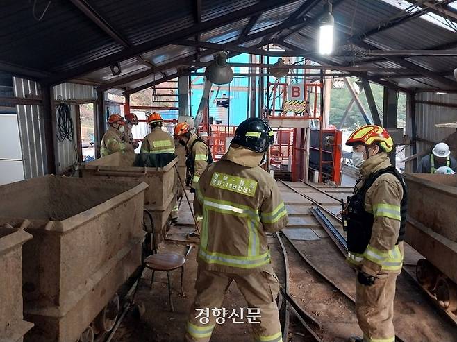 경북 봉화 한 아연광산에서 27일 오후 노동자 2명이 갇혀 소방당국이 구조작업을 벌이고 있다. 경북소방본부 제공