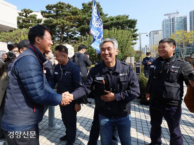 승리의 악수 현대차·기아 사내하청 노동자가 간접공정에서 2년 넘게 일했다면 원청이 직접 고용해야 한다는 대법원의 확정판결이 나온 27일 양경수 민주노총 위원장(왼쪽)과 금속노조 조합원들이 서울 서초구 대법원 앞에서 기자회견을 가진 뒤 악수하고 있다. 권도현 기자