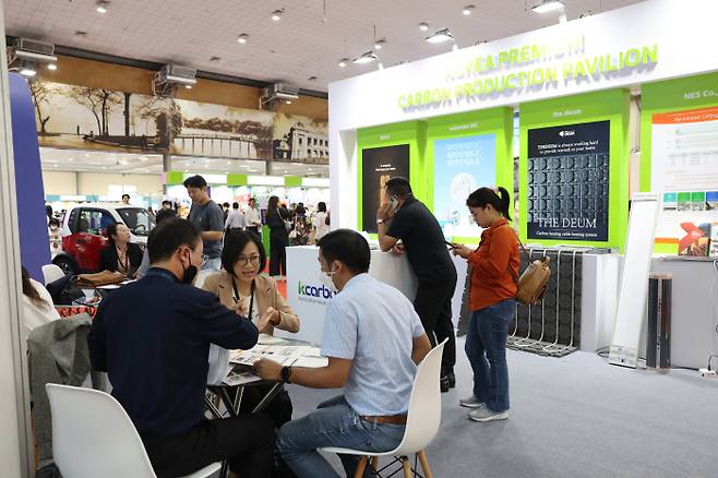 27일 베트남 하노이 국제전시센터에서 열린 ‘2022 하노이 국제박람회’에서 한국 중소기업 관계자와 베트남 현지 바이어들이 상담을 하고 있다. 코트라 제공