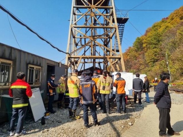 27일 오전 붕괴 사고가 난 경북 봉화군 재산면 갈산리 한 광산에서 구조대가 구조 작업을 벌이고 있다.  봉화군 제공