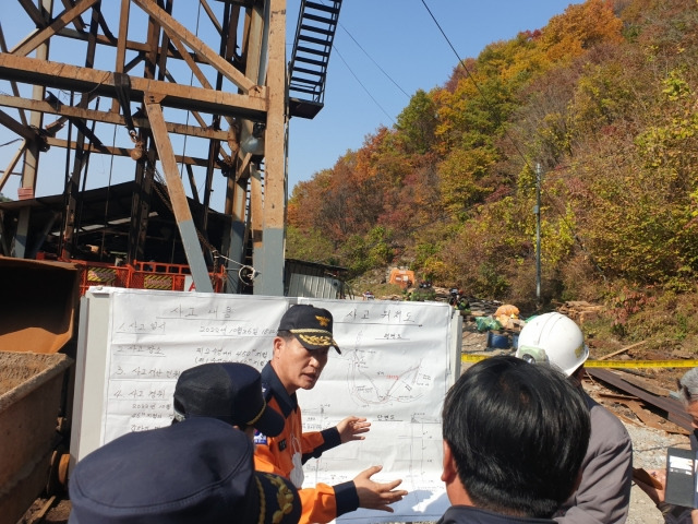 경북도 소방 관계자가 27일 봉화군 재산면 갈산리 갱도 입구에서 취재진에게 사고 개요를 설명하고 있다.  경북도소방본부 제공