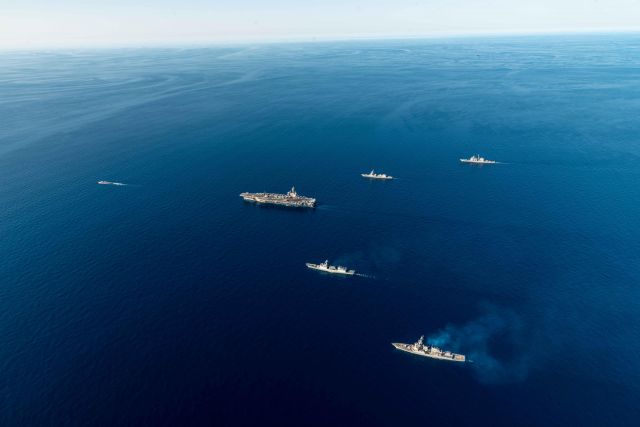 한·미·일 대잠수함전 훈련 참가한 전력들이 지난 9월 30일 동해 공해상에서 기동훈련을 하고 있다. 연합뉴스