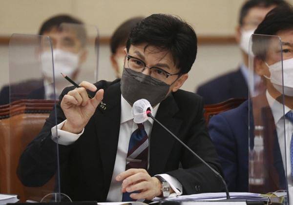 한동훈 법무부 장관이 24일 열린 국회 법제사법위원회 종합감사에서 질의에 답하고 있다. [사진 = 연합뉴스]