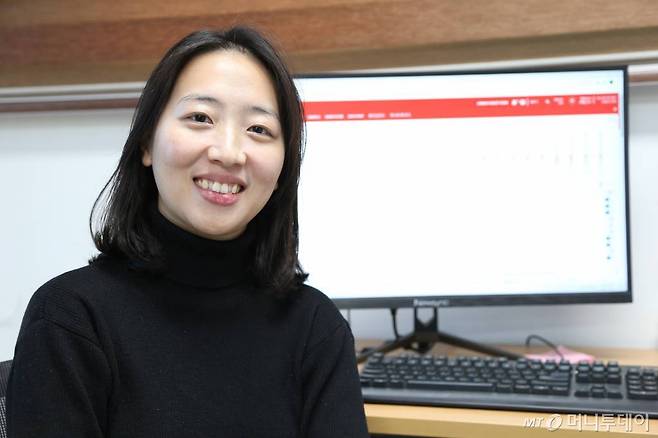 류희경 대표가 지난 18일 전북김제 스마트팜 혁신밸리내에 위치한 자신의 농장 사무실에서 환하게 웃고 있다. /사진=정혁수