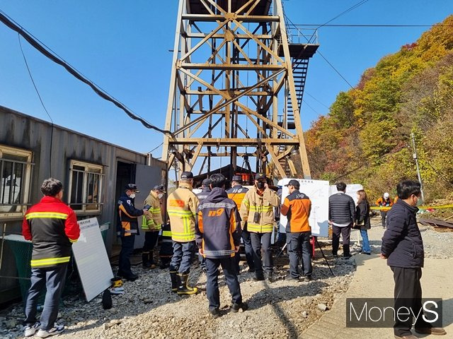 광부 2명이 고립된 봉화군 재산면 아연광산, 소방당국이 구조 작업을 진행 중이다./사진=황재윤 기자