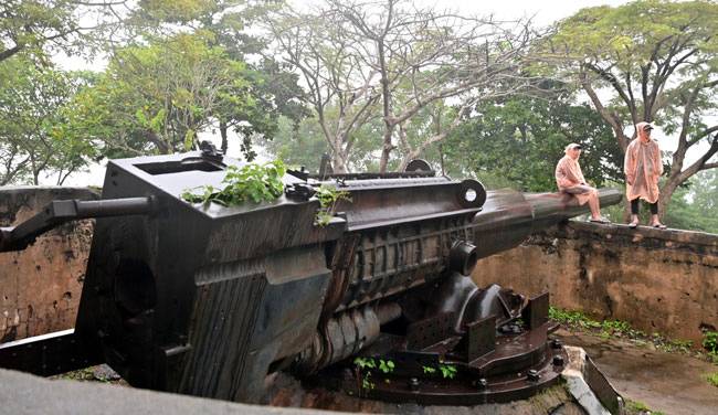 붕따우 예수상 아래에 있는 녹슨 대포. 식민지 시절 프랑스군이 쓰던 것이다.