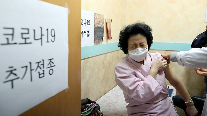 광주 북구 한 내과에서 개량 백신 접종이 이뤄지고 있다. [연합]