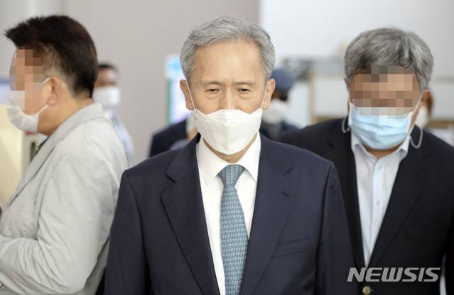 [서울=뉴시스]김관진 전 국가안보실장이 지난 2020년 10월22일 오후 서초구 서울고법을 빠져 나가고 있다. 2020.10.22. photo@newsis.com
