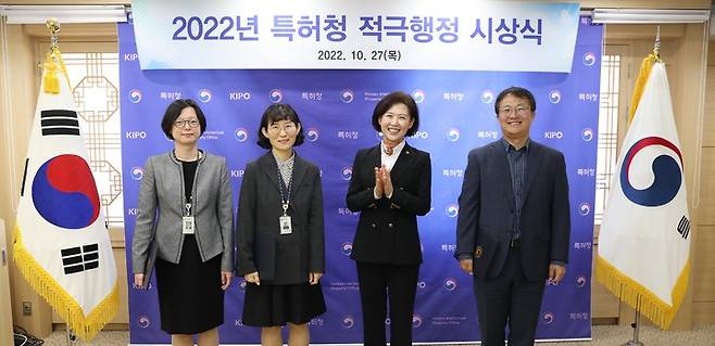 [대전=뉴시스] 이인실 특허청장(왼쪽서 세번째)이 2022년 하반기 적극행정 우수사례 주요 수상자들과 기념촬영을 하고 있다. *재판매 및 DB 금지