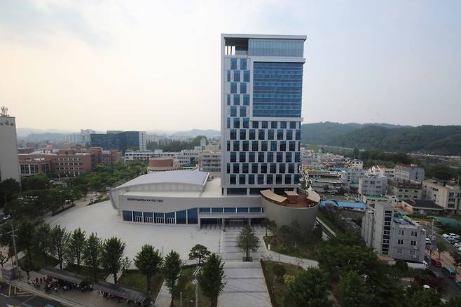 [진주=뉴시스]경상국립대학교 칠암캠퍼스내 100주년 기념관. *재판매 및 DB 금지