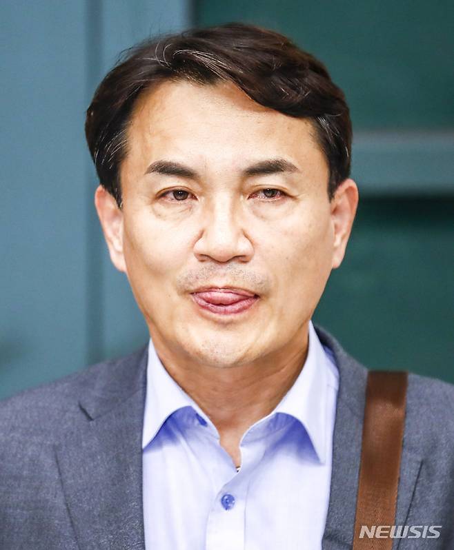 [인천공항=뉴시스] 정병혁 기자 = 김진태 강원도지사가 27일 오후 인천국제공항 제1여객터미널로 귀국하며 취재진 질문에 답하고 있다. 김 지사는 애초에 내일 오전 귀국할 예정이었지만, 레고랜드발 사태가 금융시장을 뒤흔들며 사태가 전방위로 확산되자 일정을 하루 축소해 27일 귀국했다. 2022.10.27. jhope@newsis.com