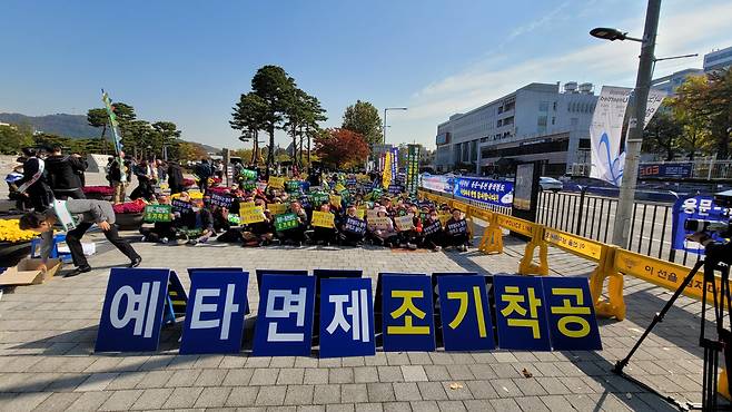 강원 홍천 군민 600여명은 27일 서울 용산 전쟁기념관 상징탑에서 결의대회를 갖고 용문~홍천 철도 건설 사업 예비타당성조사 면제를 촉구했다. 홍천군 제공