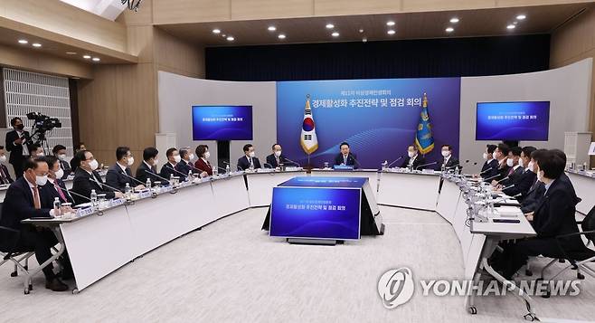 발언하는 윤석열 대통령 (서울=연합뉴스) 서명곤 기자 = 윤석열 대통령이 27일 오후 서울 용산 대통령실 청사에서 열린 제11차 비상경제민생회의에서 발언을 하고 있다. 2022.10.27 seephoto@yna.co.kr