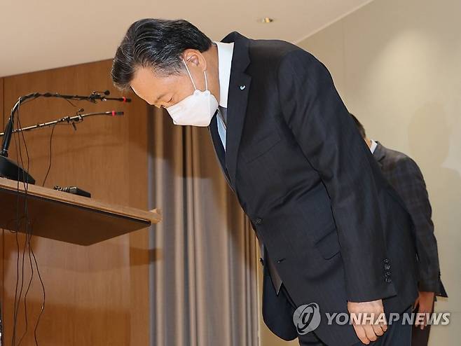 대국민 사과하는 허영인 SPC그룹 회장 (서울=연합뉴스) 박동주 기자 = 허영인 SPC그룹 회장이 21일 오전 서울 서초구 양재동 SPC 본사에서 평택 SPC 계열사 SPL의 제빵공장 사망 사고 관련 대국민 사과를 하고 있다. 2022.10.21 pdj6635@yna.co.kr