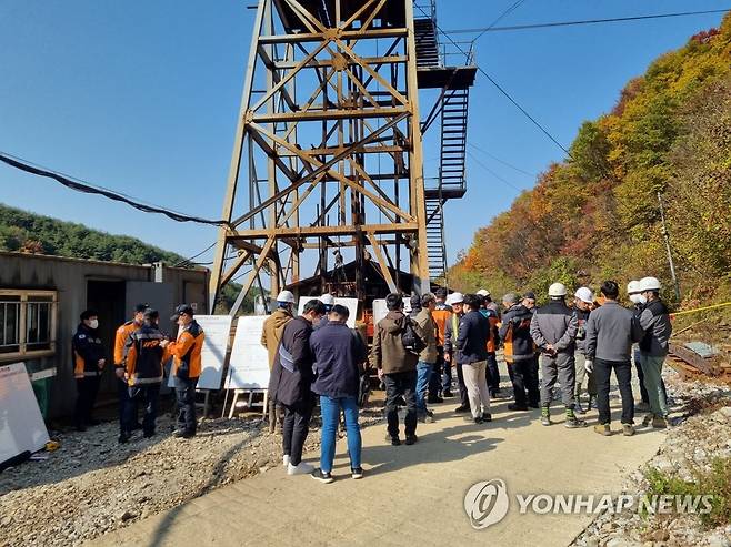 경북 봉화 아연광산 붕괴 사고 (봉화=연합뉴스) 27일 오전 8시 34분께 경북 봉화군 한 아연 채굴 광산에서 붕괴사고가 났다는 신고가 접수돼 소방 당국이 구조작업을 펼치고 있다. 소방 당국은 전날 오후 6시께 사고가 발생한 것으로 보고 있다. 2022.10.27 [독자 제공, 재판매 및 DB 금지]