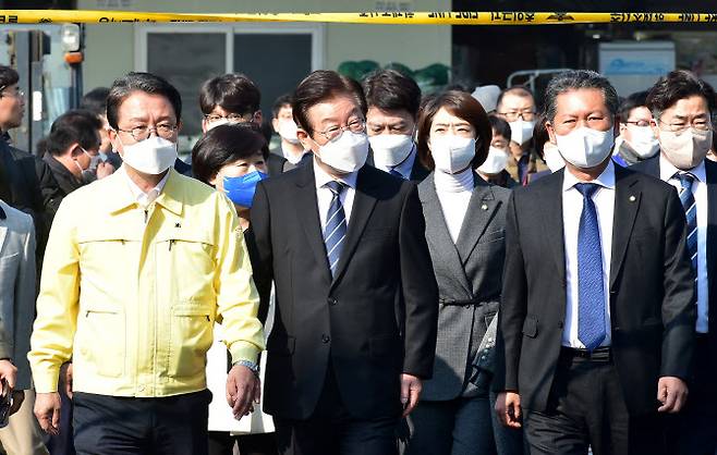 이재명(가운데) 더불어민주당 대표가 28일 오전 대구 북구 대구농수산물도매시장 찾아 화재현장을 살펴보고 있다.(사진=뉴시스)