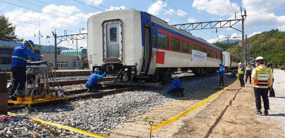 점검 중인 무궁화호 열차(사진=뉴시스)