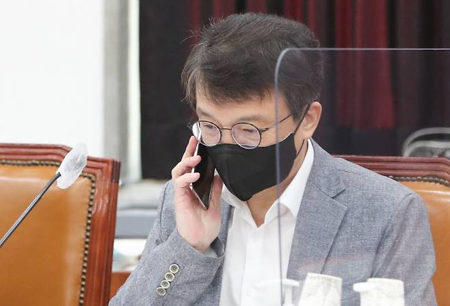 김의겸 더불어민주당 의원이 28일 서울 여의도 국회에서 열린 정보위원회의 경찰청에 대한 국정감사에서 통화하고 있다. (사진=뉴스1)