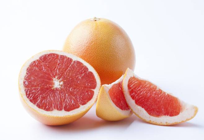 자몽은 나린진이 레몬의 96배, 딸기의 204배로 풍부해 불필요한 지방 제거에 탁월하다. [사진= 게티이미지뱅크]