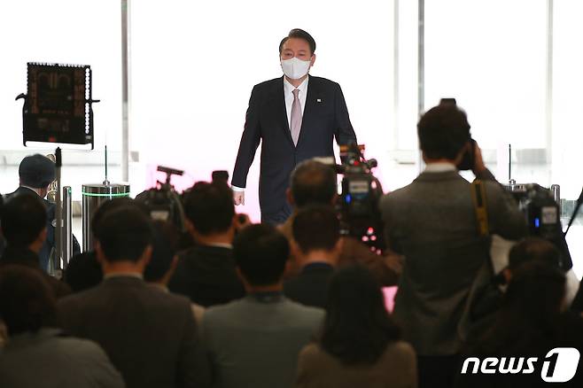 윤석열 대통령이 28일 오전 용산 대통령실로 출근하고 있다. 2022.10.28/뉴스1 ⓒ News1 안은나 기자