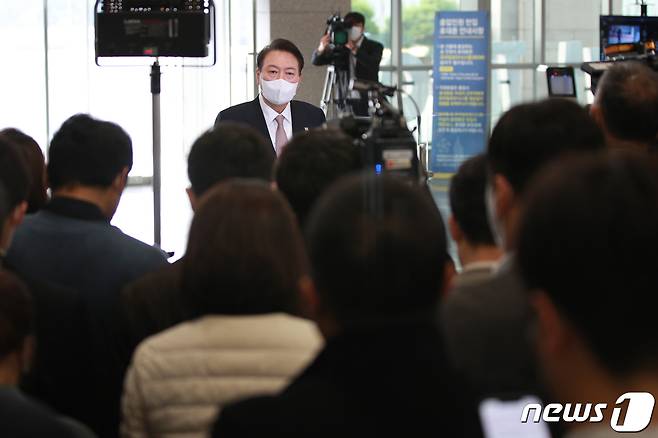 윤석열 대통령이 28일 오전 용산 대통령실에서 취재진과 출근길 문답(도어스테핑)을 하고 있다. 2022.10.28/뉴스1 ⓒ News1 안은나 기자