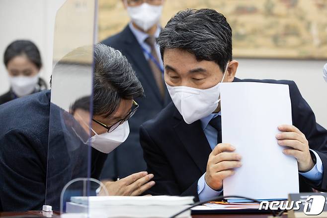 이주호 사회부총리 겸 교육부 장관 후보자가 28일 서울 여의도 국회에서 열린 인사청문회에 출석해 청문회 준비를 하고 있다. 2022.10.28/뉴스1 ⓒ News1 유승관 기자