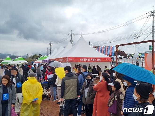 양양연어축제 개막 첫날인 28일 양양 남대천 일원 행사장이 인산인해를 이루고 있다. 2022.10.28/뉴스1 ⓒ News1 윤왕근 기자