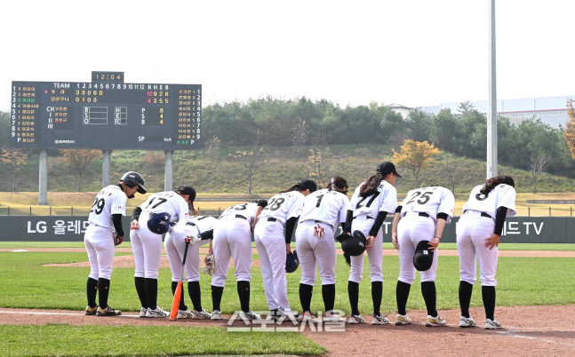 ‘당진 주니어’ 선수들이 경기 종료 후 마지막 인사를 하고 있다.