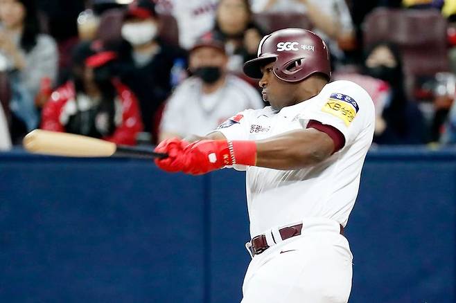 28일 서울 고척스카이돔에서 열린 ‘2022 KBO 포스트시즌’ 플레이오프(PO·5전3선승제) 4차전서 3회말 푸이그가 솔로 홈런을 치고 있다. ⓒ 뉴시스