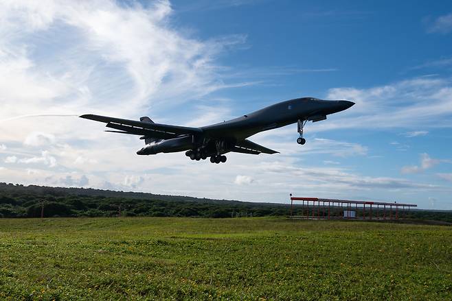 ‘죽음의 백조’라 불리는 미 공군의 전략폭격기 B-1B 랜서가 이륙하고 있다. 미 공군제공