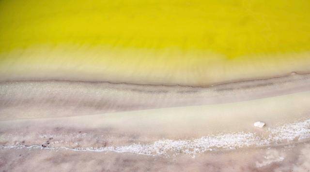 9월 12일 칠레 칼라마 주 아타카마 소금 사막에서 세계 2위 리튬 생산업체 칠레의 SQM(Sociedad Quimica y Minera de Chile)이 소금물을 증발시켜 노란색의 탄산리튬을 만들어 내고 있다. 칼라마=AFP 연합뉴스