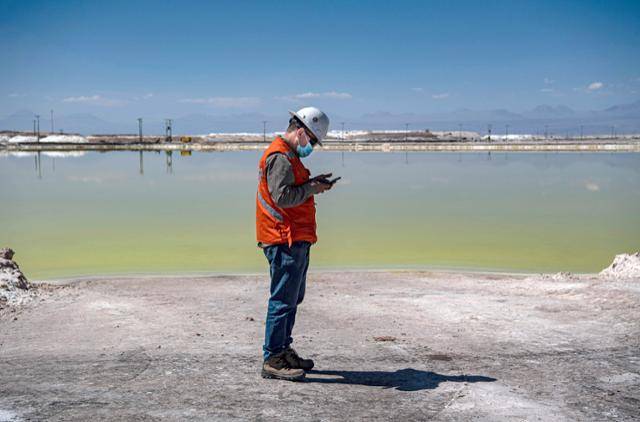 9월 12일 칠레 칼라마 주 아타카마 소금 사막에서 세계 2위 리튬 생산업체 칠레의 SQM(Sociedad Quimica y Minera de Chile)이 파란색의 소금물을 증발시켜 노란색의 탄산리튬을 만들어 내고 있다. 칼라마=AFP 연합뉴스