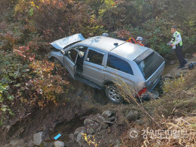 ▲ 28일 오후 1시18분 횡성군 공근면 수백리 소재 도로에서 SUV차량이 하천변으로 추락했다. 이 사고로 차량탑승자 1명이 심정지 상태로 병원으로 옮겨지고 동승자 1명은 경상을 입었다. 경찰은 정확한 사고원인을 조사하고 있다. 박창현