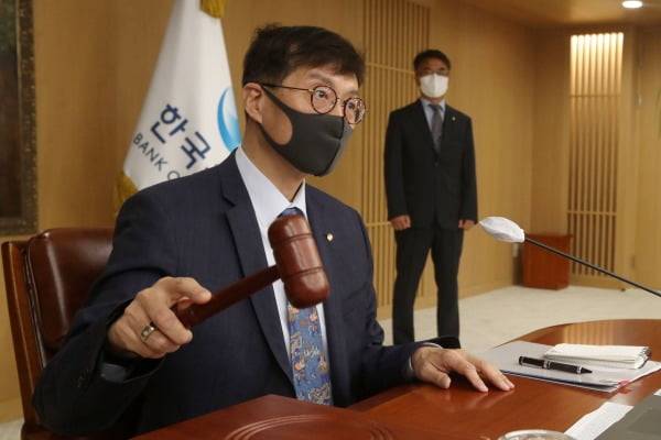 이창용 한국은행 총재가 25일 오전 서울 중구 한국은행에서 열린 금융통화위원회 정기회의에서 의사봉을 두드리고 있다./사진=뉴스1