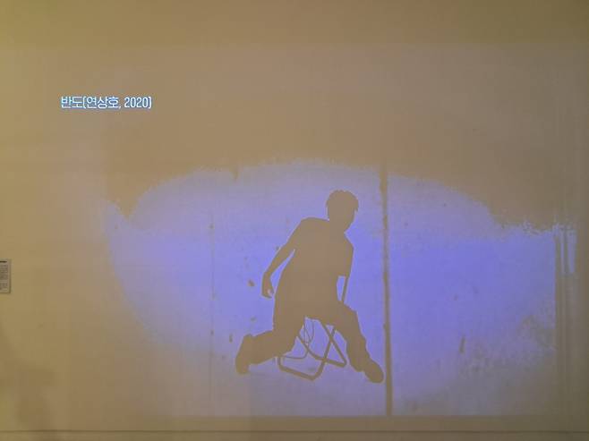 A video presents movement director and choreographer Jeon Young's demonstration of the bone-breaking motions of Korean zombies in "Peninsula" (Lee Si-jin/The Korea Herald)