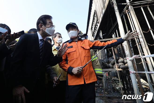 (대구=뉴스1) 공정식 기자 = 이재명 더불어민주당 대표가 28일 오전 대구 북구 농수산물도매시장(매천시장) 화재 현장을 찾아 피해 상황을 살펴보고 있다. 2022.10.28/뉴스1  Copyright (C) 뉴스1. All rights reserved. 무단 전재 및 재배포 금지.