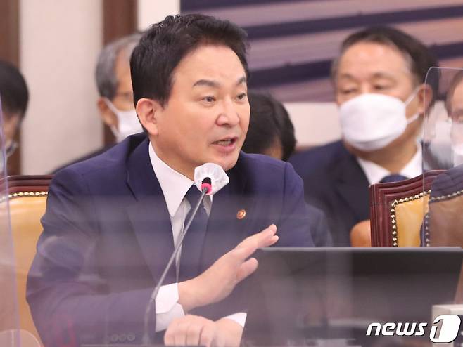 희룡 국토교통부 장관 장관이 21일 서울 여의도 국회에서 열린 국토교통위원회의 국토교통부, 행정중심복합도시건설청, 새만금개발청에 대한 종합감사에서 의원들의 질의에 답하고 있다. /사진제공=뉴스1