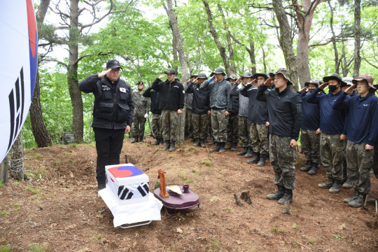 국방부 유해발굴감식단과 육군 102기갑여단 장병들이 고(故) 장기수 일병의 유해를 발굴하여 약식제례를 지내는 모습. 국방부 제공