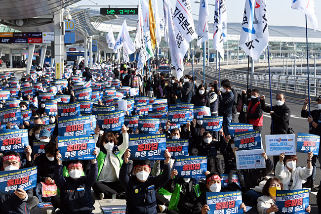 인천국제공항공사 자회사 3사 노동조합 조합원들이 28일 오전 인천국제공항 제1여객터미널에서 파업 출정식을 갖고 있다. 윤성호 기자