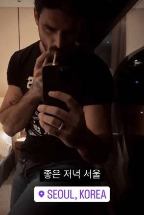 서울을 방문중인 이탈리아 배우 미켈레 모로네가 호텔 객실에서 담배 피우며 찍은 사진.