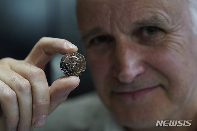 [웨일스=AP/뉴시스] 27일(현지시간) 영국 웨일스 폰티클룬에 위치한 조폐국에서 찰스 3세 국왕의 초상화가 그려진 동전이 공개되고 있다. 2022.10.28.