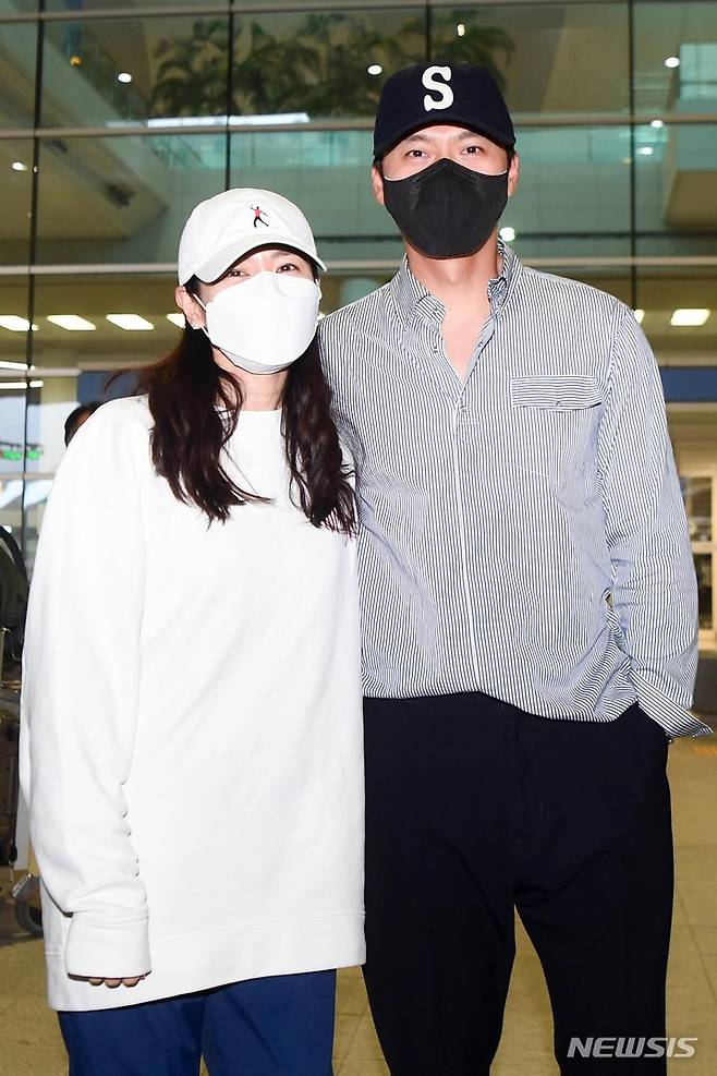 [인천공항=뉴시스] 이영환 기자 = 신혼여행을 마친 배우 현빈과 손예진이 28일 오후 인천국제공항 제2여객터미널을 통해 귀국하고 있다. (공동취재사진) 2022.04.29. photo@newsis.com