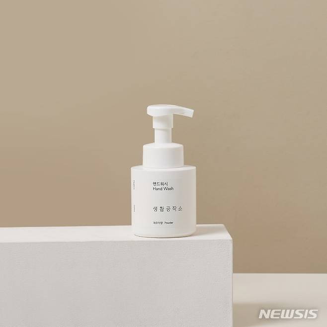 [서울=뉴시스] 생활공작소 '리뉴얼 버전 핸드워시'. (사진=뉴시스 DB). photo@newsis.com