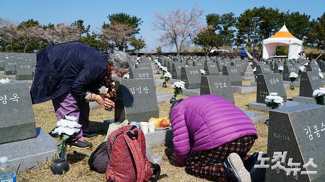 4.3행방불명인 묘역에서 유족들이 참배하고 있다. 고상현 기자