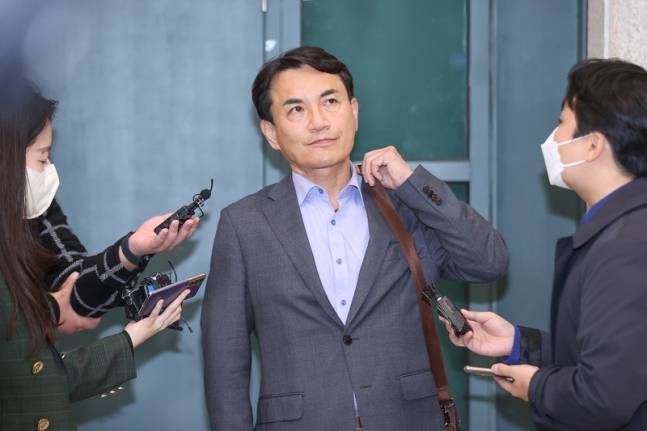 김진태 강원지사(오른쪽에서 두번째)가 27일 오후 인천국제공항 제1여객터미널을 통해 귀국한 뒤 취재진 질문을 받고 있다. 인천공항=연합뉴스