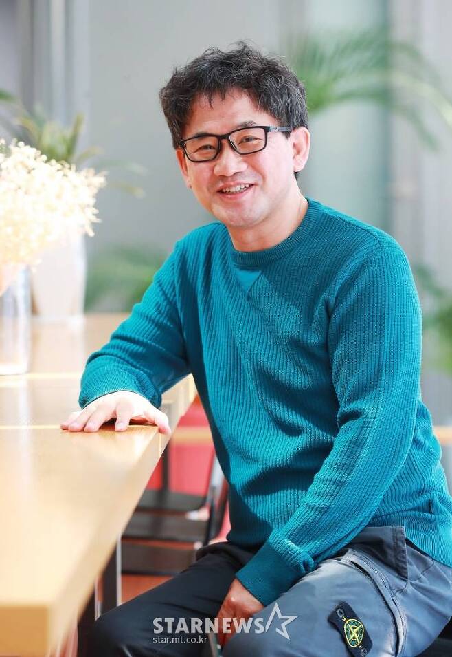 Nam Kyu-hong PD interviewed on the 27th and solved the behind-the-scenes relationship with I Solo. I Solo is a hyper-realistic dating program where Solo men and women who desperately want to get married are struggling to find love.According to Nielsen Korea, a TV viewer rating agency, the final Choices episode of I Solo 10, which was broadcast the previous day, recorded 4.0% TV viewer ratings based on nationwide pay-TV households.In terms of pay-TV households in the Seoul metropolitan area, it recorded 5.7% (ENA PLAY, SBS PLUS combined figure) and took its own best TV viewer ratings since launching the program.This is more than the 5.5% recorded in the last 9 Choices broadcasts. The highest TV viewer ratings per minute skyrocketed to 6.2%, and the scene where Kwang Soo and Youngja were dating was the best one minute.At the beginning of the show, Young-ja and Young-chul were the most established couple, but from the middle of the show, there was a change between them.The two said they were meeting well through the YouTube channel chief entertainment the day before and posted photos of each others couples on their SNS accounts.Earlier, a photo of Ok-sun and Young-sik holding hands during the show was posted on their social media accounts, leading to the controversy over the spoiler.The cast spoiler problem has always been a problem not only in I am Solo but also in other romance programs. Nam Kyu-hong PD said, In fact, it is best if you do not spoil it.But sometimes I do that, he said. I hope I will not be quiet until I get out of the air if possible. Im Solos follow-up program, Im Solo: Love Continues (hereinafter referred to as Nasol Four Seasons), is also getting a hot response.There is no burden, he said. Some people refuse to appear because of the reaction of many viewers, but some people enjoy the reaction.As for the various special features that netizens demand, they responded by saying, I will do it when I get a chance.Since the Dorshing Special, visual specials and mother Solo specials have been announced.Producer Nam Kyu-hong said, In fact, rather than being a visual feature, there are a variety of non-celebrities coming out, adding, I personally enjoyed the 9th and 10th episodes, but I think I can cool off once in the next episode.