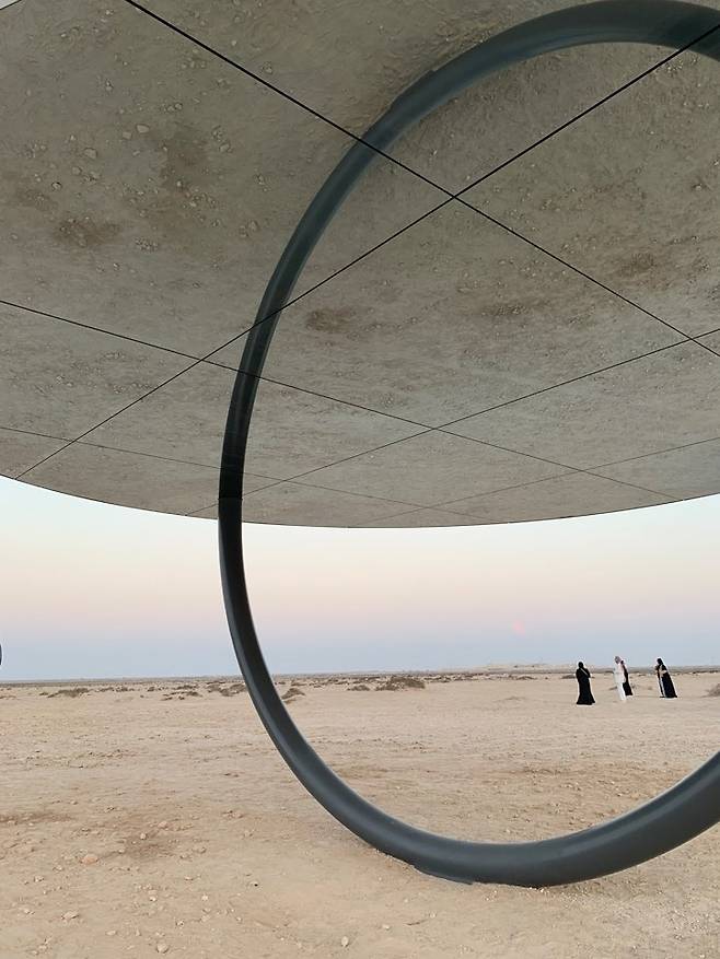 사막 위에 설치된 올라퍼 엘리아슨 작품     (알 샤말[카타르]=연합뉴스) 김예나 기자 = 지난 24일(현지시간) 카타르 도하에서 100㎞ 정도 떨어진 북부 사막에 설치된 세계적 아티스트 올라퍼 엘리아슨의 작품 '섀도즈 트래블링 온 더 시 오브 더 데이'(Shadows travelling on the sea of the day) 모습. 2022.10.27
    yes@yna.co.kr